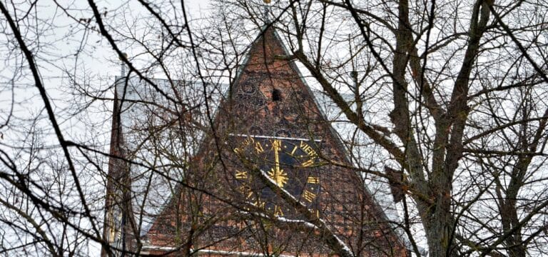 Wismar: Uhr von St. Marien wird in Leipzig repariert