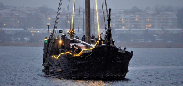 Wismar: Geschmückte Schiffe beenden mit Lichterfahrt die Saison