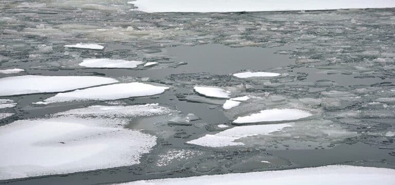 Feuerwehr warnt vor Eisflächen: Wochen Dauerfrost nötig