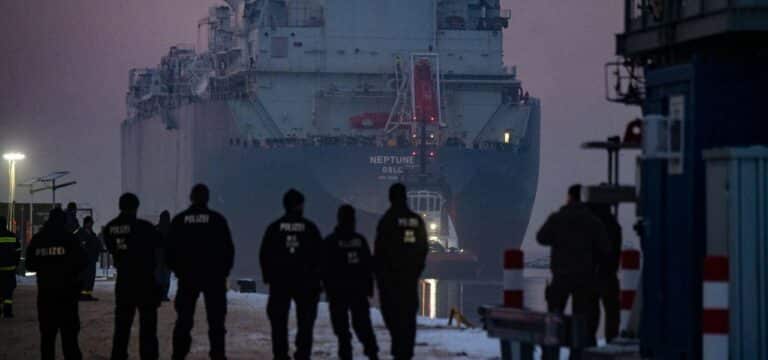 Schwimmendes LNG-Terminal läuft am Einsatzort in Lubmin ein