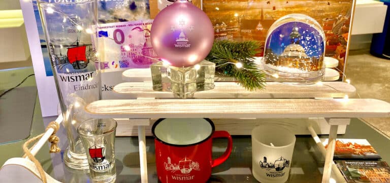 Wismar: Weihnachtsgeschenke aus der Tourist-Information