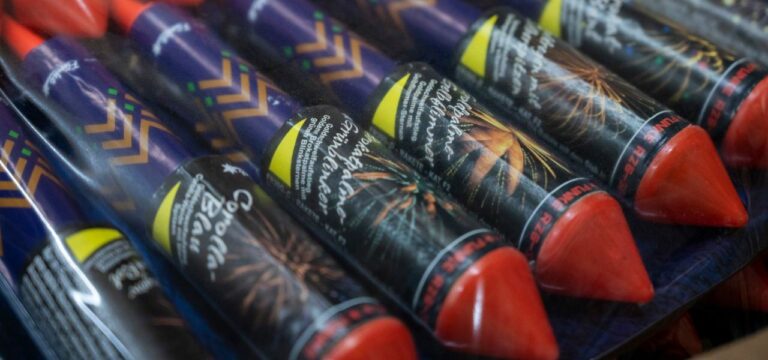 Unbekannte stehlen große Menge Pyrotechnik aus Containern in drei Landkreisen