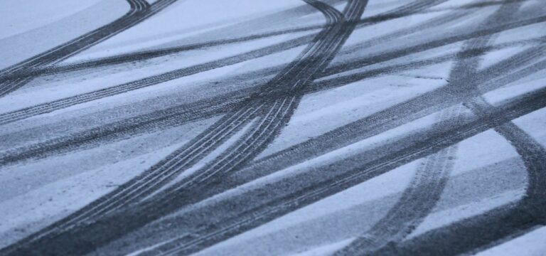 Schneeregen lässt Autos rutschen: Unfälle und Behinderungen