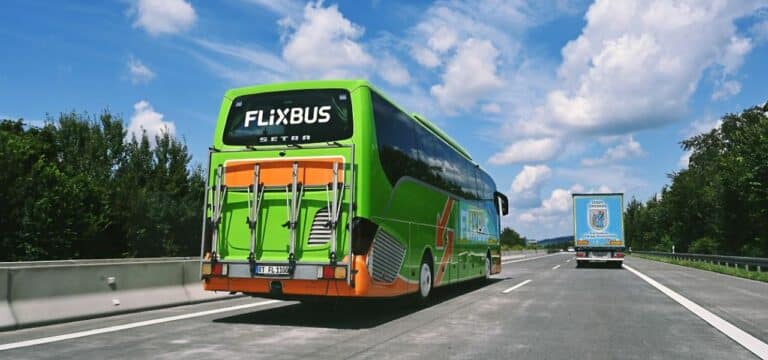 Wismar: Reisebus gestoppt – Tätlicher Angriff und Widerstand gegen Polizeibeamte