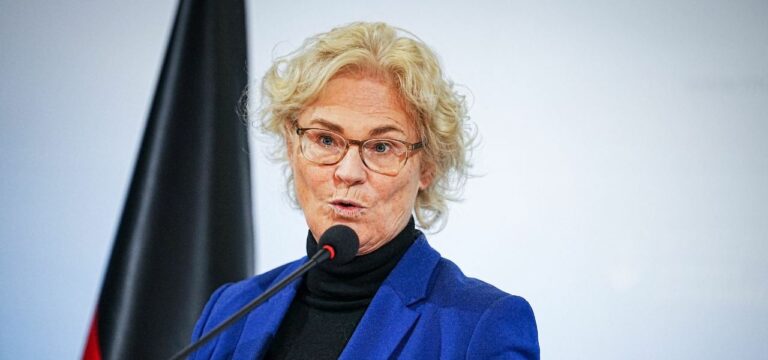 Lambrecht nimmt Marinearsenal Warnowwerft in Betrieb