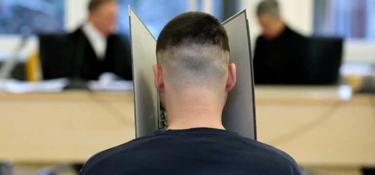 Urteil: Lebenslange Haft für Mord an Eltern und Schwester