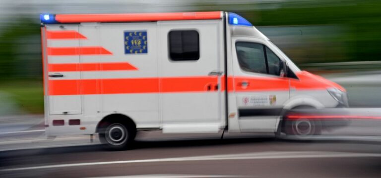 31-jähriger Autofahrer kracht in Baum: Schwer verletzt