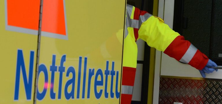 Drei Autos kollidieren bei Rettungswagenfahrt nahe Schwerin