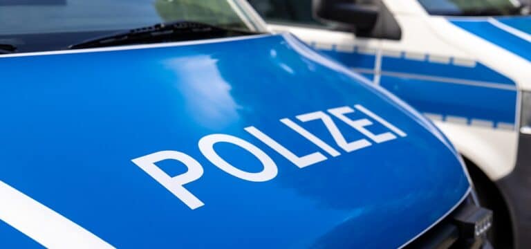 Rostock: Unbekannter Täter bedroht Mann in Straßenbahn mit Messer