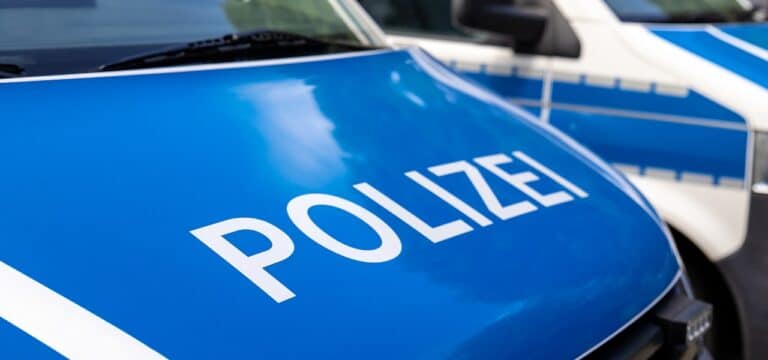 Zwei Polizeibeamte bei Einsatz in Unterkunft leicht verletzt