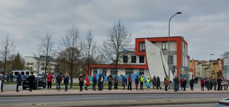 Menschenkette: Protest gegen Waffenlieferungen