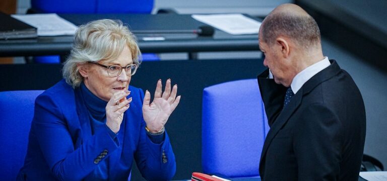 Nachfolge wohl am Dienstag: Verteidigungsministerin Lambrecht tritt zurück