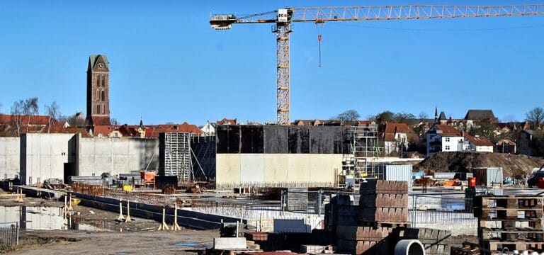 Wismar: Gerüchte um vorzeitige Eröffnung – Neues EKZ Schweriner Straße immer „sichtbarer“