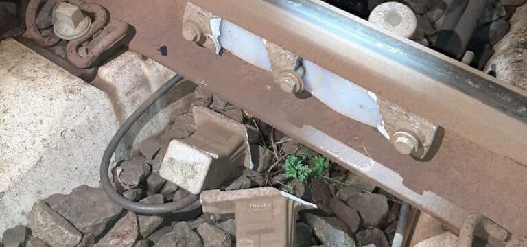 Schönberg: Regionalbahn überfährt Metallgestell