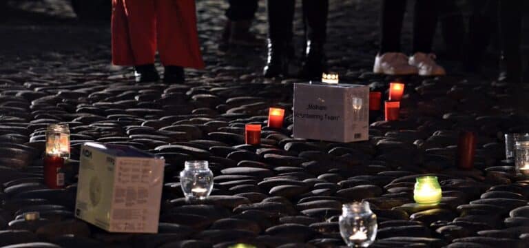 Wismar: Gedenken an Erdbebenopfer in Syrien und in der Türkei auf dem Markt