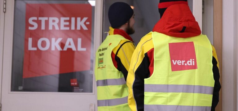 Warnstreiks bei der Post mit Kundgebung in Rostock