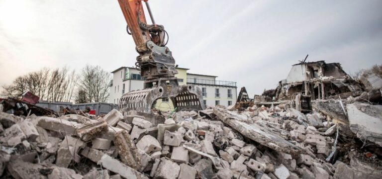 Groß Strömkendorf: Abriss der abgebrannten Flüchtlingsunterkunft