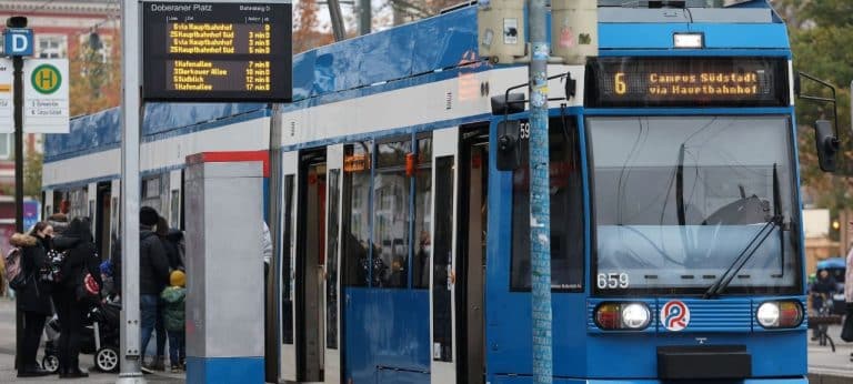 Erneut Kollision zwischen Straßenbahn und Pkw in Rostock
