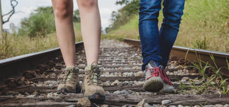 Jetzt spinnen die wohl völlig: Kinder legen sich ins Gleisbett