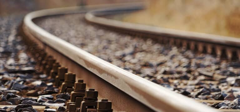 Zur Notbremsung gezwungen: Mann fällt betrunken ins Gleis