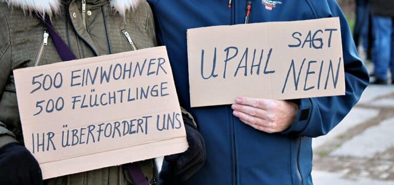 Protest vor dem Landtag gegen Flüchtlingsunterkunft in Upahl