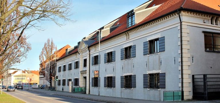 „Frauen können ALLES!“: Neue Ausstellung im „Blauen Haus“ in der Stadtbibliothek
