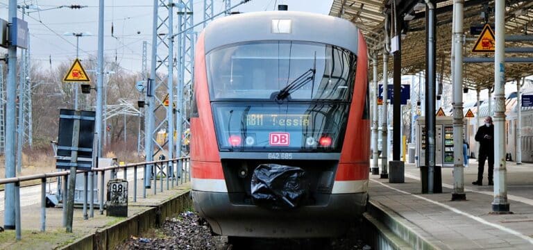 Wismar: 33-jährige Frau verletzt Zugbegleiter