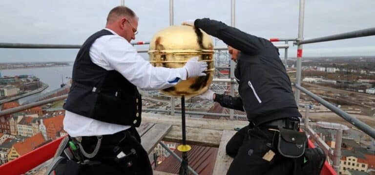 Turmbekrönung von St. Nikolai in Wismar glänzt wieder golden