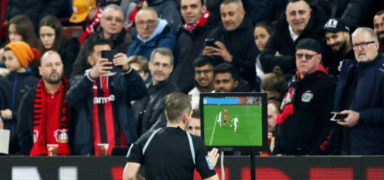 Leverkusen stürzt Tabellenführer: Schiri patzt zweimal böse und FC Bayern verliert Platz eins