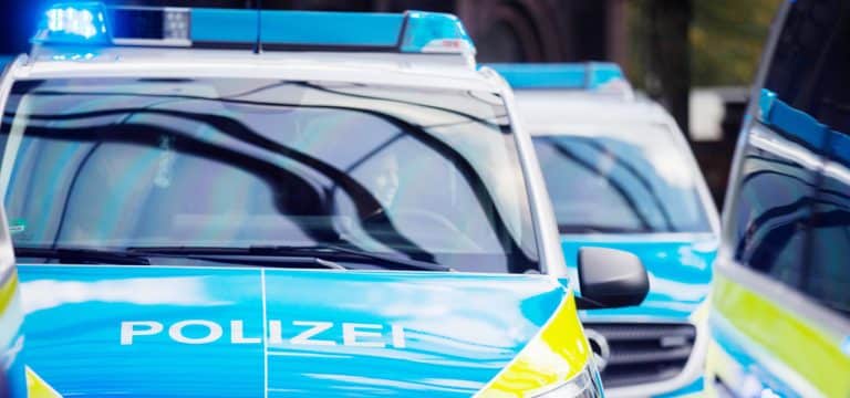 Wismar: Mann blockiert Lübsche Straße und schlägt Polizisten – Widerstand weiterer Männer gegen Beamte
