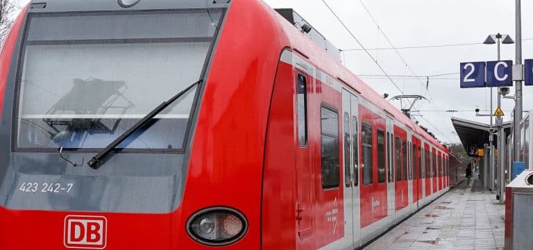 Beschäftigte können sich freuen: Einige Arbeitgeber bezuschussen 49-Euro-Ticket