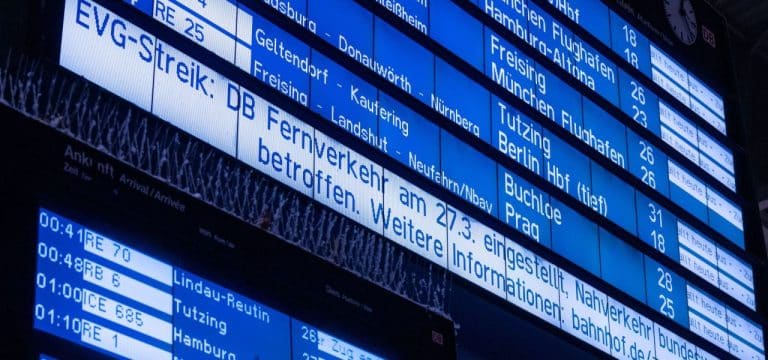 Züge, Busse, Flughäfen betroffen: Superstreik zeigt erste Auswirkungen