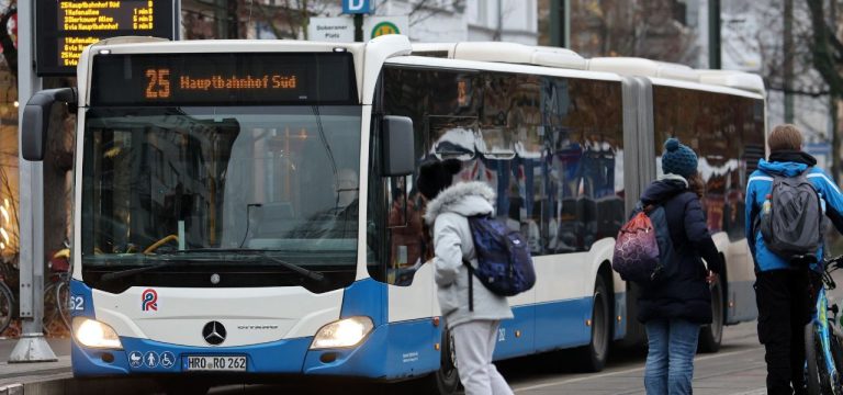 Busse und Straßenbahnen in MV fahren am Montag