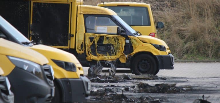 Wismar: Brand mit hohem Sachschaden – Mehrere Auslieferungsfahrzeuge der Post beschädigt