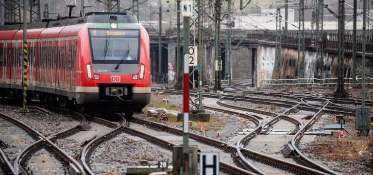 Kran zerreißt Bahnstromleitung auf Strecke Berlin-Rostock