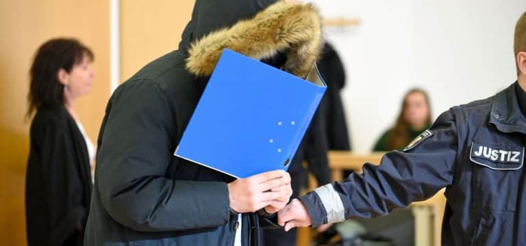 Frau erstochen: Revision nach Mordurteil gegen Ehemann