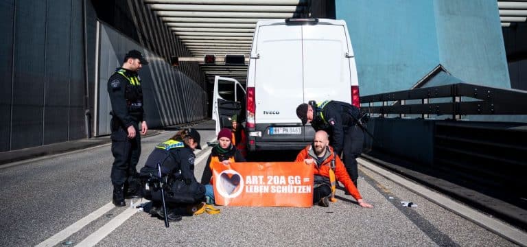 Klimaaktivisten blockieren Oster-Reiseverkehr in Hamburg