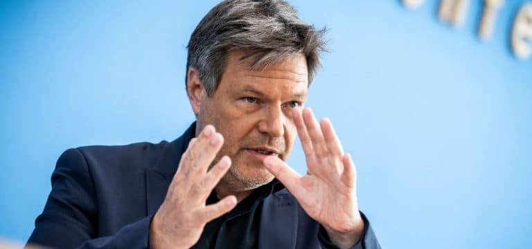 Habeck verteidigt umstrittenes LNG-Terminal auf Rügen