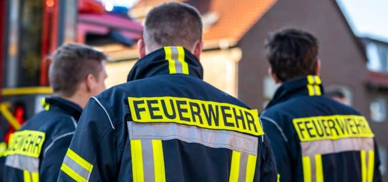 Dorf Mecklenburg: Leichtverletzte Person nach Brand im Keller eines Mehrfamilienhauses