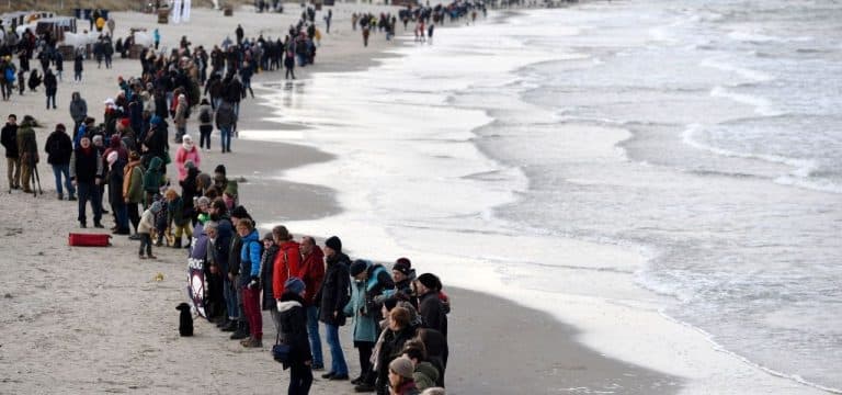 Menschenkette demonstriert gegen Rügener LNG-Terminal