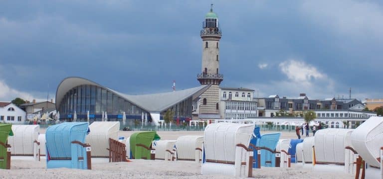 Stelzenbagger vor Warnemünde im „Sandfallen-Einsatz“