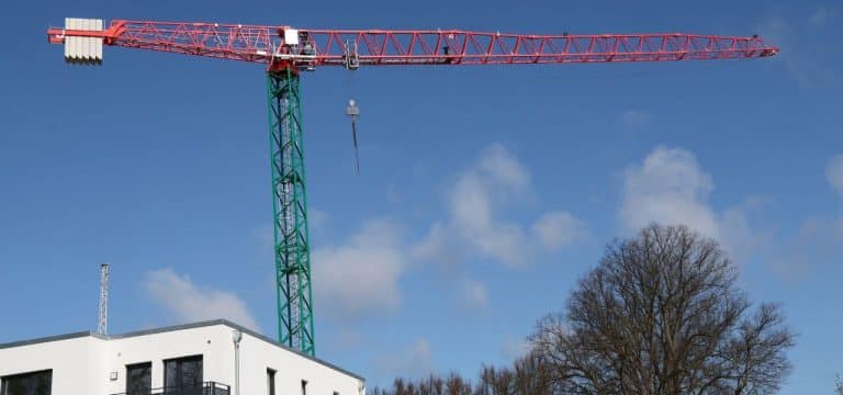 Baukran in Bad Doberan in Schieflage: Straße gesperrt