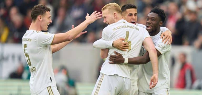 Spitzenduo gewinnt Topspiele: Fernschuss erlöst Bayern, Moukoko den BVB