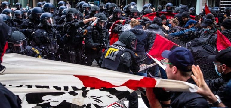 Berlin: Pfefferspray gegen Rauchbomben – Erneut Zwischenfälle bei Demos zum 1. Mai