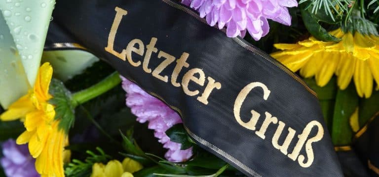 Haft für „Trauerschwindler“: Bestatter zog Frauen Geld aus der Tasche