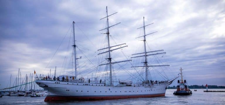 „Gorch Fock 1“ zieht zur Reparatur in die Volkswerft um