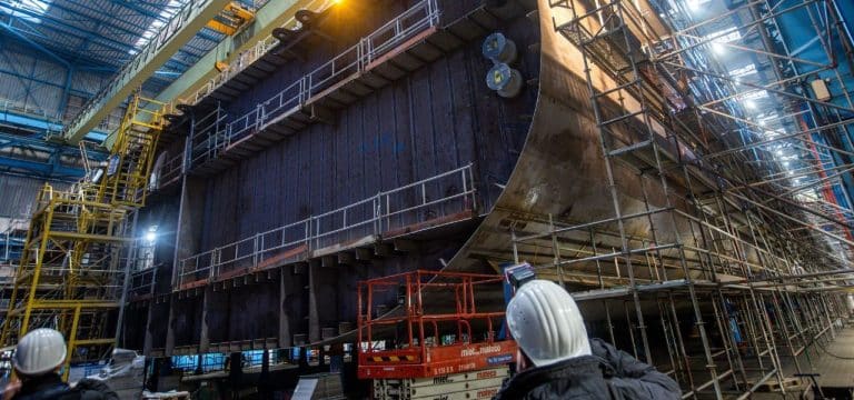 Brennstart für Forschungsschiff „METEOR IV“ auf Neptun Werft