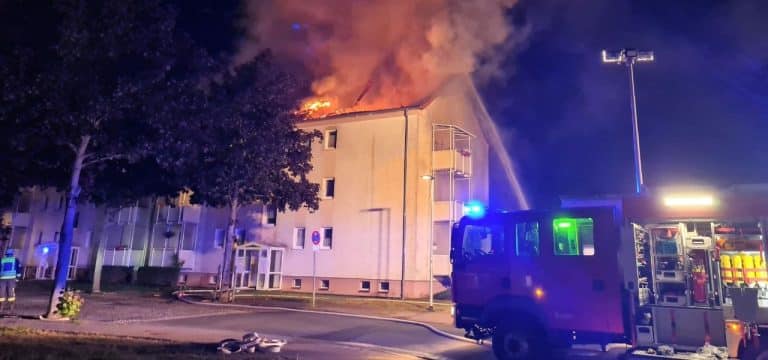 Rohrbrüche nach Hausbrand: Straße droht abzusacken