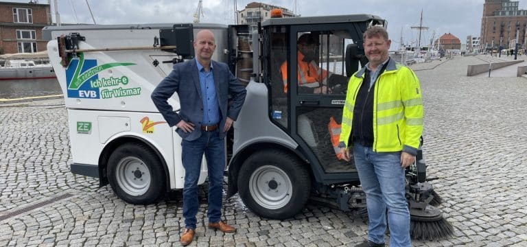 Wismar: EVB setzt elektrisch betriebene Kehrmaschine ein