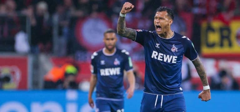 Es hagelt Tennisbälle im Stadion: Davie Selke beendet Bayers überragende Serie